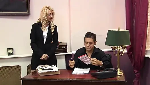 Blonde büro-schlampe mag sperma in ihrem mund