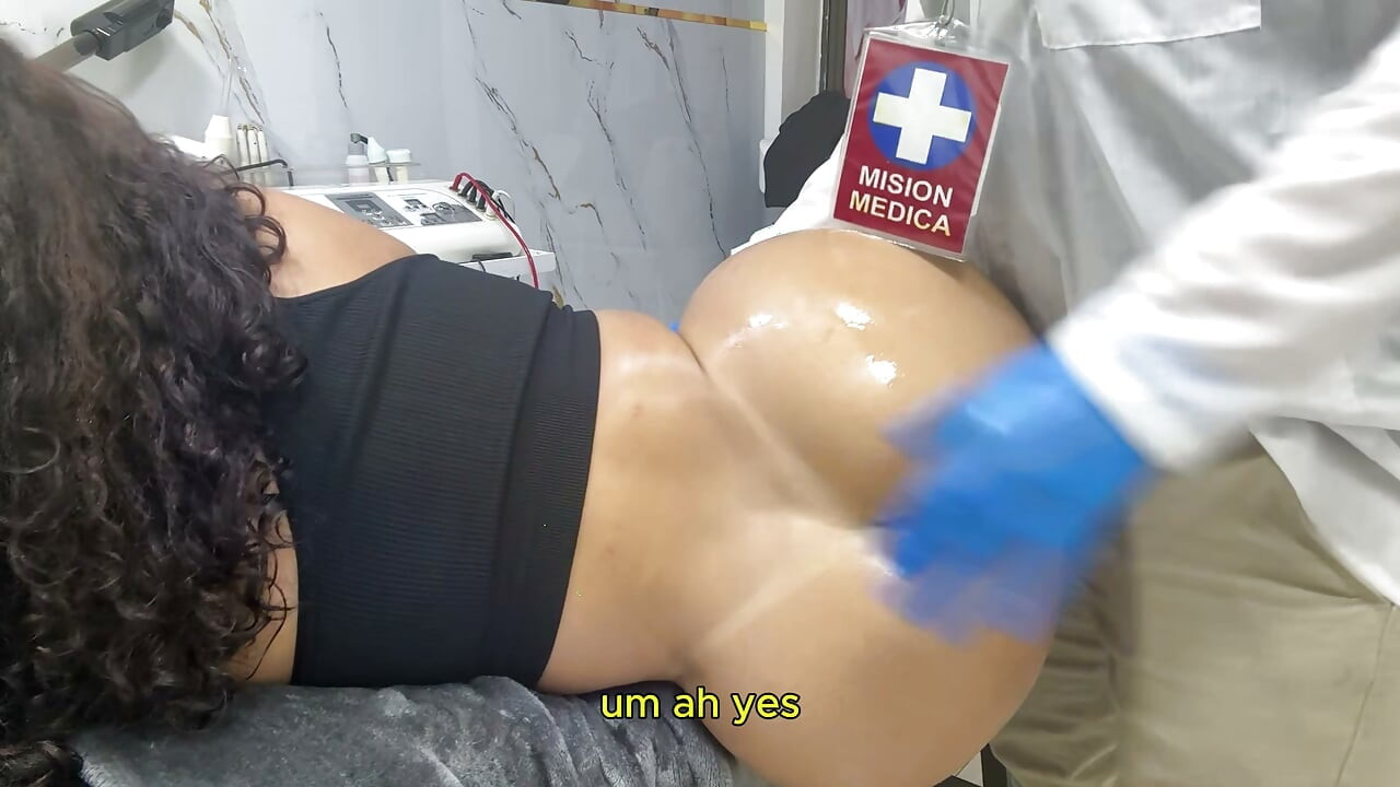 Le gynécologue m'a demandé d'écarter les jambes pour l'examen et il a fini par me baiser sur la civière pendant que je gémissais