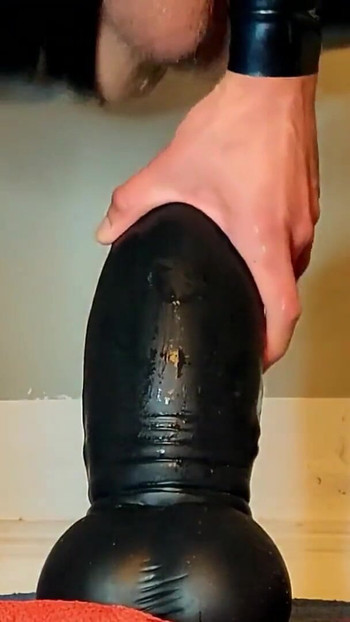 Epski trenutak iz "Bad Dragon Pearce XL - ekstremne analne umetanje"