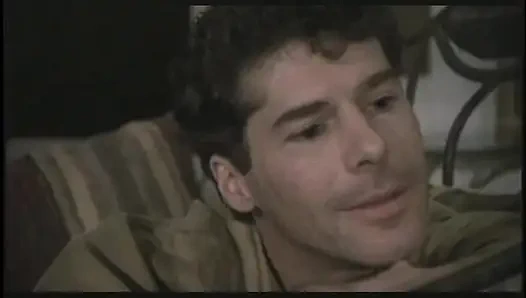 Стройная брюнетка с маленькими сиськами глубоко наклоняется для траха раком