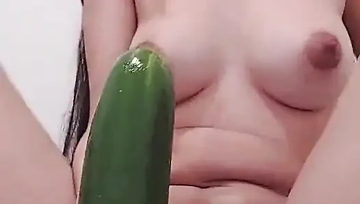 Взламываю мою киску большим мясистым огурцом