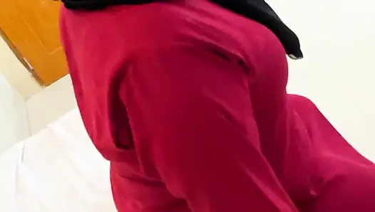 Kırmızı burqa ve tesettürlü tombul Müslüman kayınvalideyi sikiyor (bölüm 2)