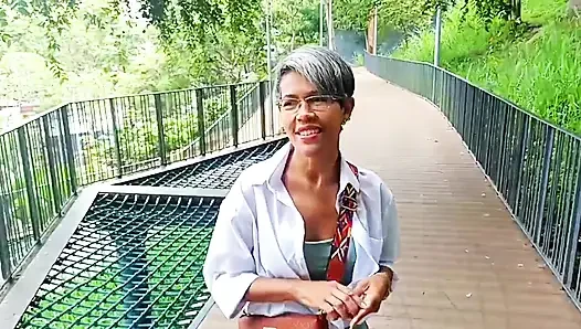 Seit wir mit dem spielzeug ausgehen, ist meine stiefschwester nicht aufhören, meinen schwanz zu lutschen. Spanischer porno.