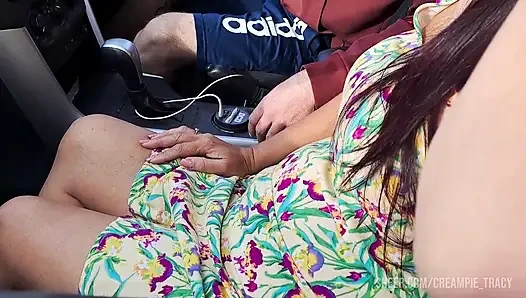 Aldatılan Koca, Karısının Herkesin Içinde Yabancı Bir Sakso Çekmesini Izliyor.