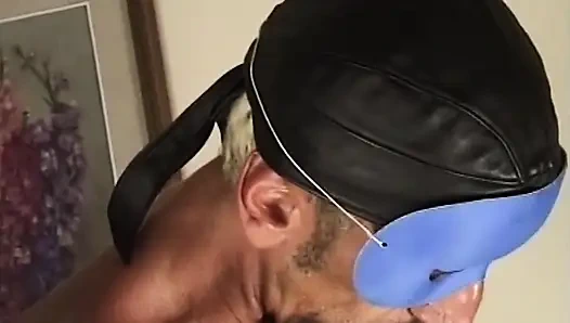 Tante seksi dengan masker lagi asik nyepong dan ngentot kontol besar di sofa