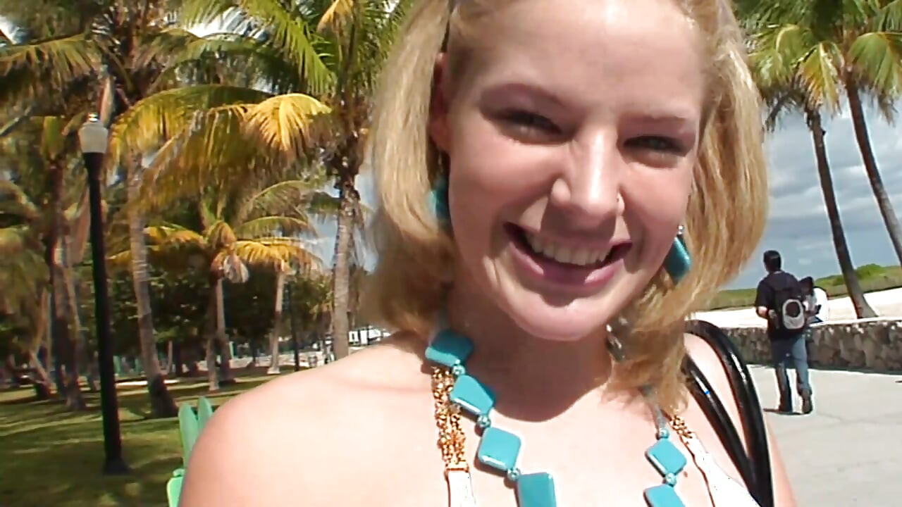 Blonde tiener wordt geneukt door een grote harde pik