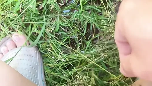 Kencing di luar dekat pohon anggur