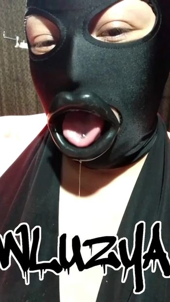 Sexy grandota con máscara y labios de plástico