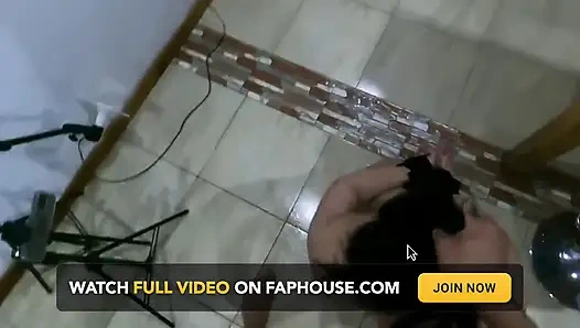 Симпатичная девушка получает гидрат и трахается в задницу