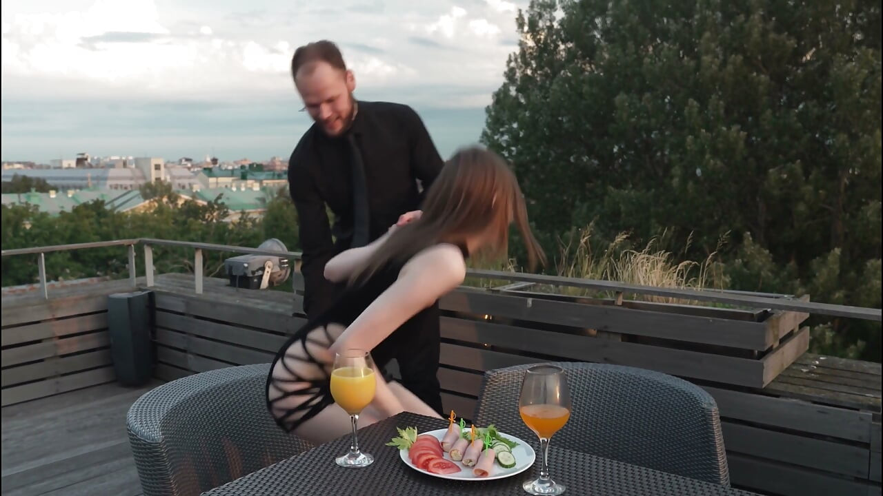 In der toilette des restaurant hatte er sex mit der kellnerin, und dann mit seiner freundin