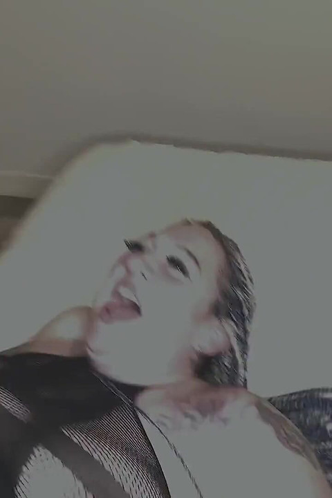 मेरे पैरों की मालिश करो और मैं तुम्हें एक इलाज दूंगा