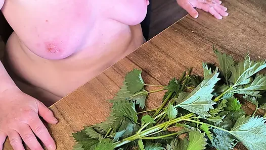 Nackte Titten in Brennnesseln - danach heftig schlagen