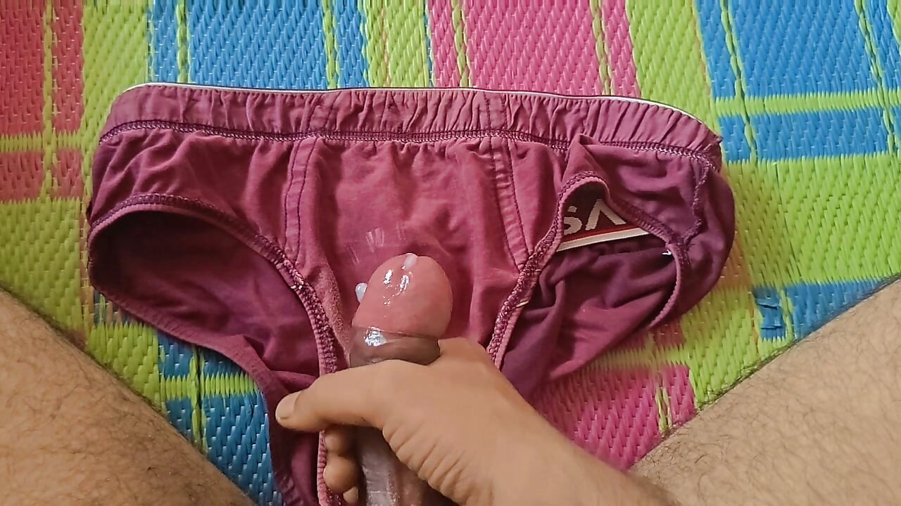 Pajeando la verga con las manos