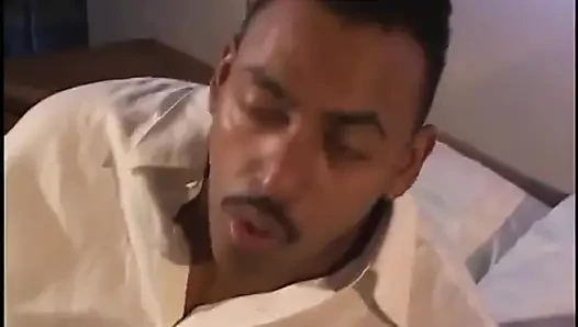 Cewek sange kulit hitam lagi asik seks threesome sama cowok kulit putih dan cowok kulit hitam