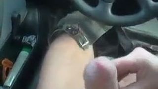 Masturbación con la mano en coche