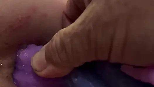 Menunggangi dildo barunya