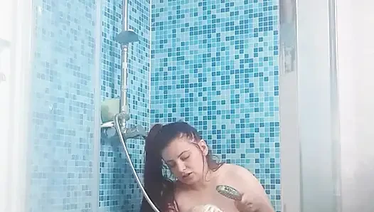 sie masturbt in der dusche