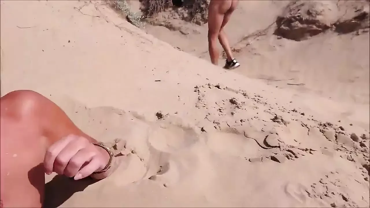 Outdoor blowjobs & cumshots on the beach