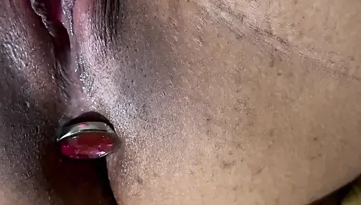 Seksi kırmızı kemik ruby göt tıkacı boşalıyor ve zevkle titreyerek amıyla oynuyor erkek arkadaş kayıt yapıyor