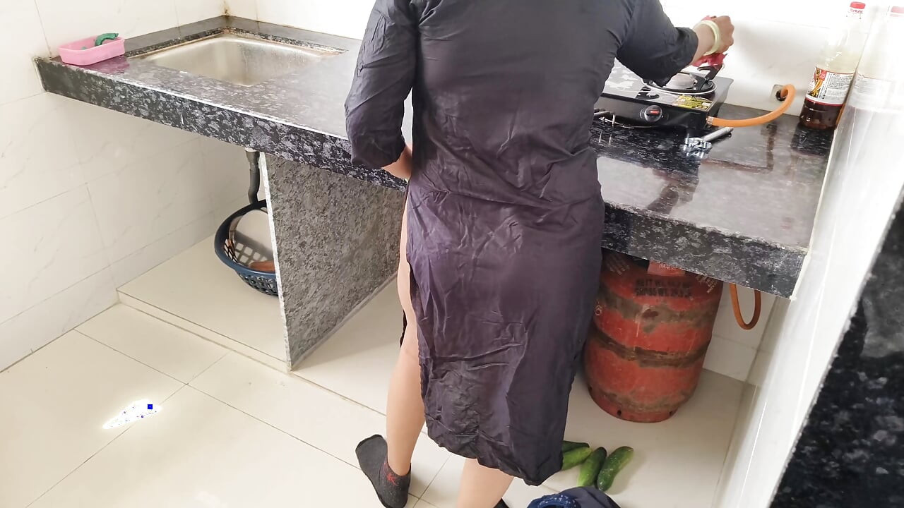 Köy kız arkadaşını evime davet etti ve bütün gece kız arkadaşımın sarışın amını siktim, siyah yarağımı sikerken çok eğlendim