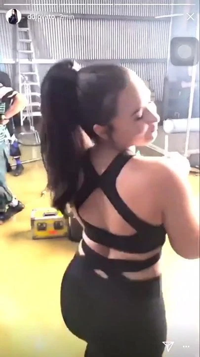 Demi lovato穿着黑色紧身衣晃动她的拉丁大屁股