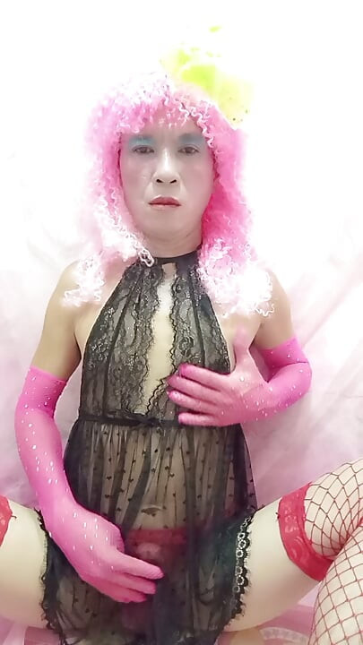 Oanh Le transgenre portant des vêtements sexy queue porno