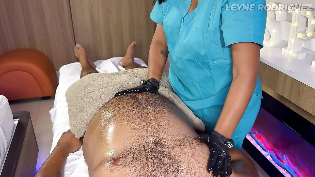 Leyne Rodriguez - femeie latino amatoare reală încearcă gelul Nuru