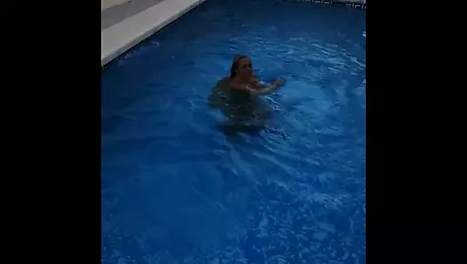 Sexy BBW-MILF im Schwimmbad