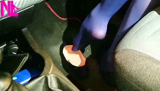 Baumeln in blauer strumpfhose und blauen wohnungen auf einer tankstelle