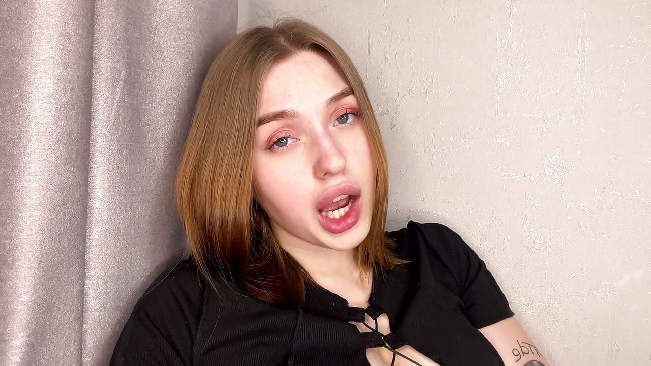 A Girl with a Juicy Ass Cums While at Home Alone