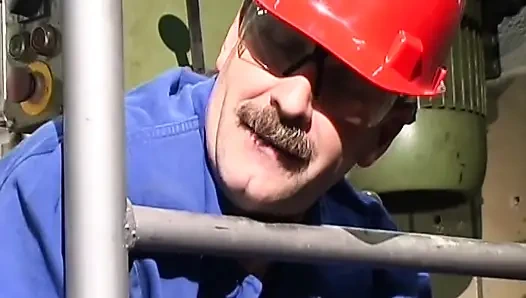 Aksi kencing dengan jalang Jerman pirang terangsang di toko mekanik