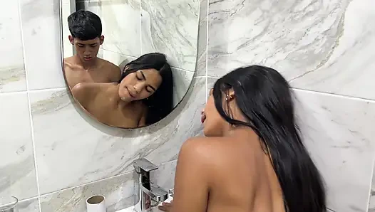 Büyük götlü üvey kız kardeşimi banyo yaparken izlerken mastürbasyon yapıyorum ve sonra üstüne gelene kadar onu sert sikiyorum.