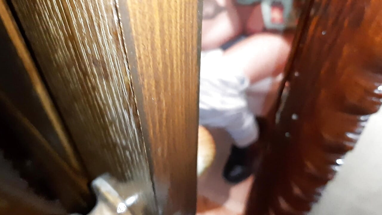 Aku memergoki orang asing masturbasi di toilet umum di toilet umum dan kami datang pada saat yang sama