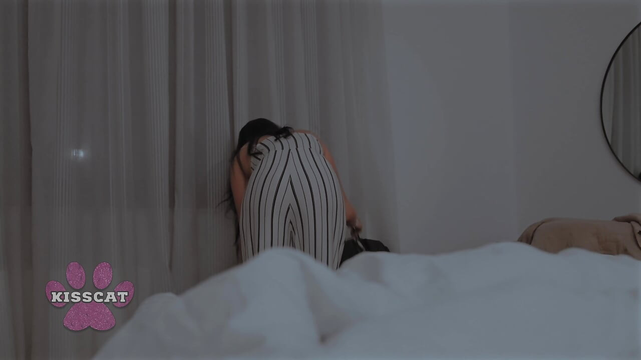 침대 1개만! 핫한 룸메이트와 호텔 방을 공유하는 미시 남자 - MrCat