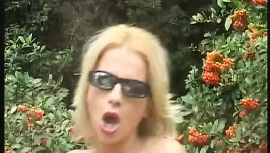 Крошка-блондинка промокла от грязной групповой порции спермы на улице