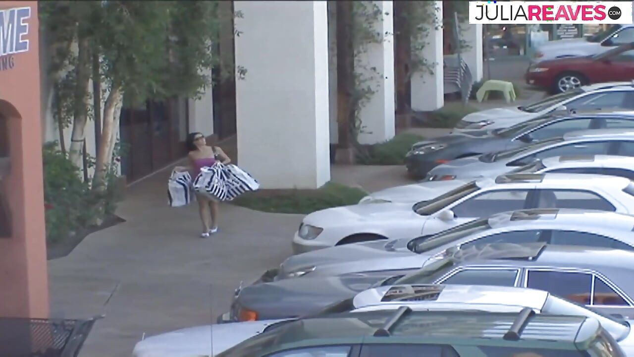 Seksowna dziewczyna cieszy się, jak długi czarny kutas wsuwa się w jej przebite cipki