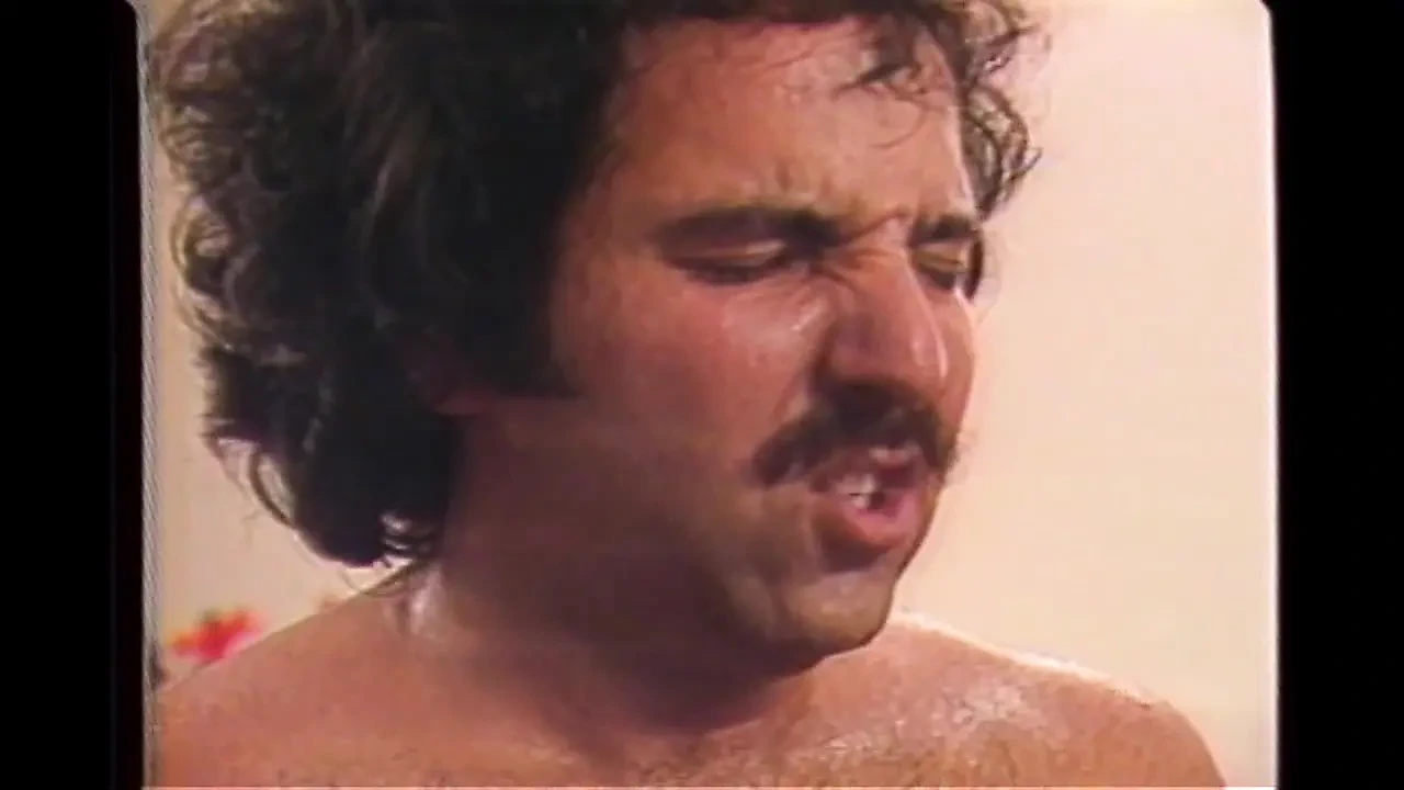 阴毛浓密的复古熟女人妻被口爆（完整电影）