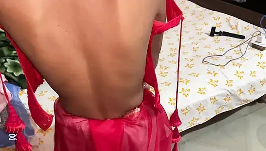 Kırmızı sari ile Hintli evli kadın çok ateşli ve sıkı amcık görünüyor