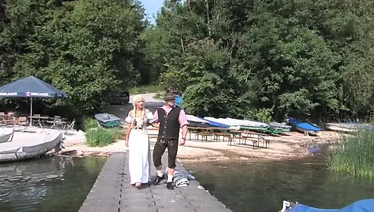 Azgın kızlar teknede yarak emdikten sonra sırayla sikiliyor