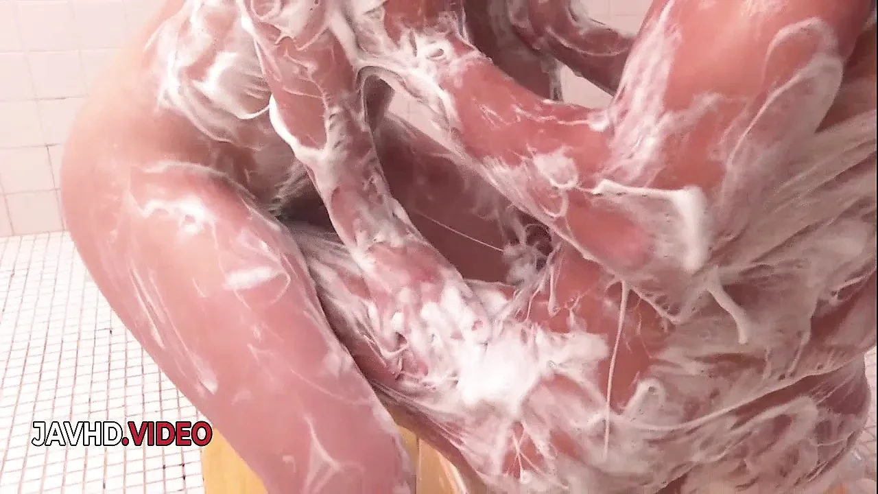 La mora giapponese Anne succhia appassionatamente il cazzo in video con punto di vista durante un divertimento nella doccia bollente