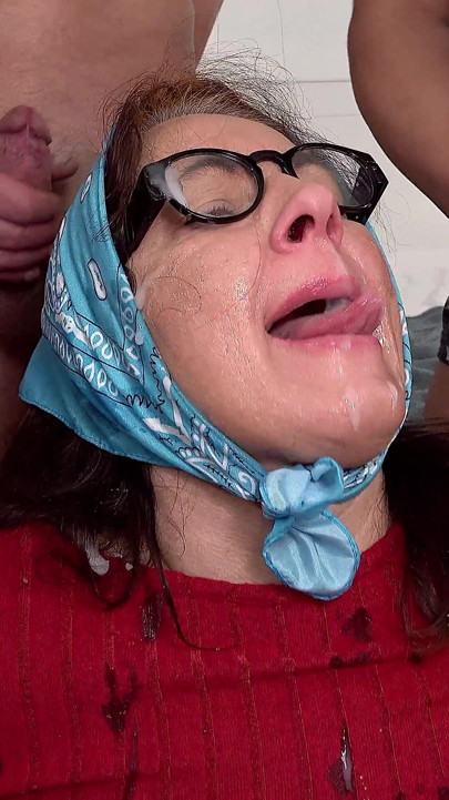 مؤخرة ناضجة مشعرة تدمر في حفلة جنس جماعي خارجية