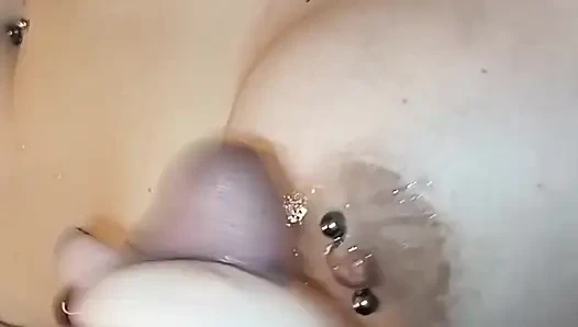 Meme ucuna döl fışkırtıyor