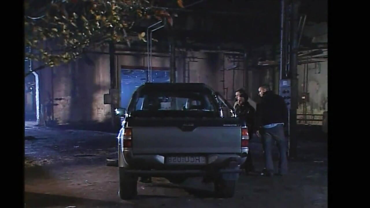 Duro gangbang para uma puta fodida em uma dupla penetração em vídeo pornô vintage italiano