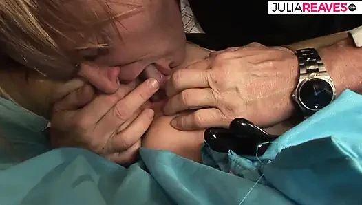 Theresa трахает паренька в брачной постели