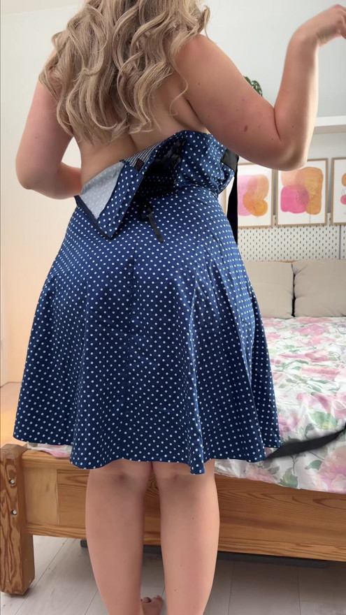 Ich liebe dieses Kleid, aber bei einer so großen MILF kann man es bewundern.
