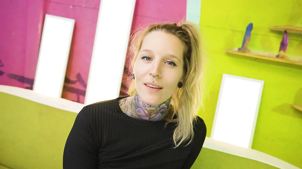 纹身金发女郎用疯狂的玩具z-Filmz Toywall摧残她的阴户