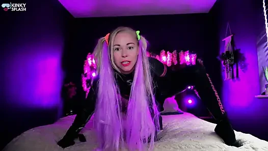 Glänzender wetsuit, sukkubus dringt in ihr bett ein, um sie zu entleeren