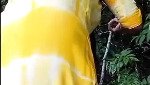 Моя жена трахается в лесу