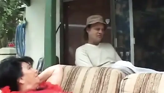 Горячая бабуля обожает глубокий секс на улице