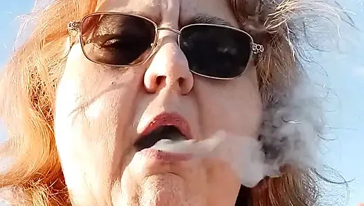 Бородатый леди пробует огни на ветреном пляже!